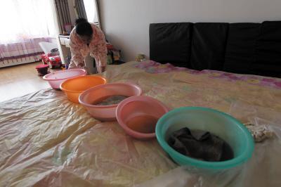江华楼上漏水，住户失联，小区没物管，业主维权难！律师来支招……